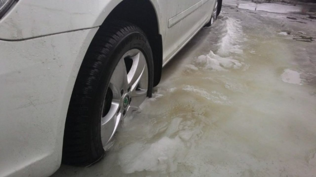 Припарковался в луже, а колеса вмерзли в лед. Что делать